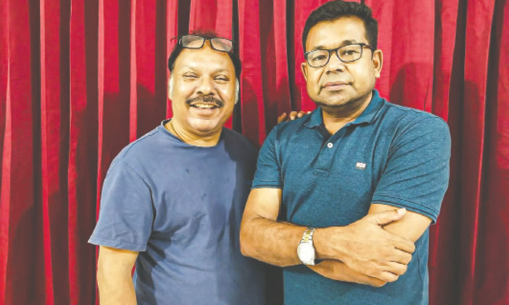 গান নিয়ে ফিরছেন গুরু-শিষ্য