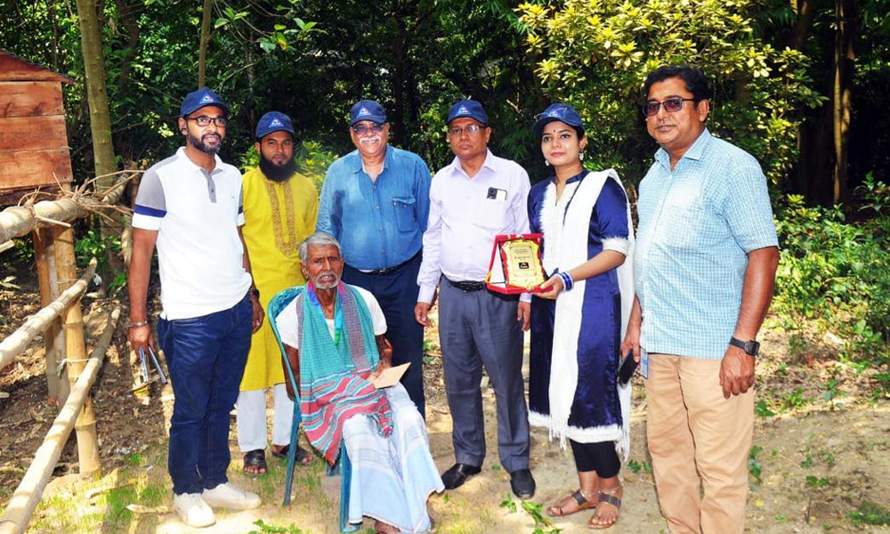 পাবনার আকাশ কলি দাসকে পাখি-বন্ধু পদকে ভূষিত করল অ্যাপস