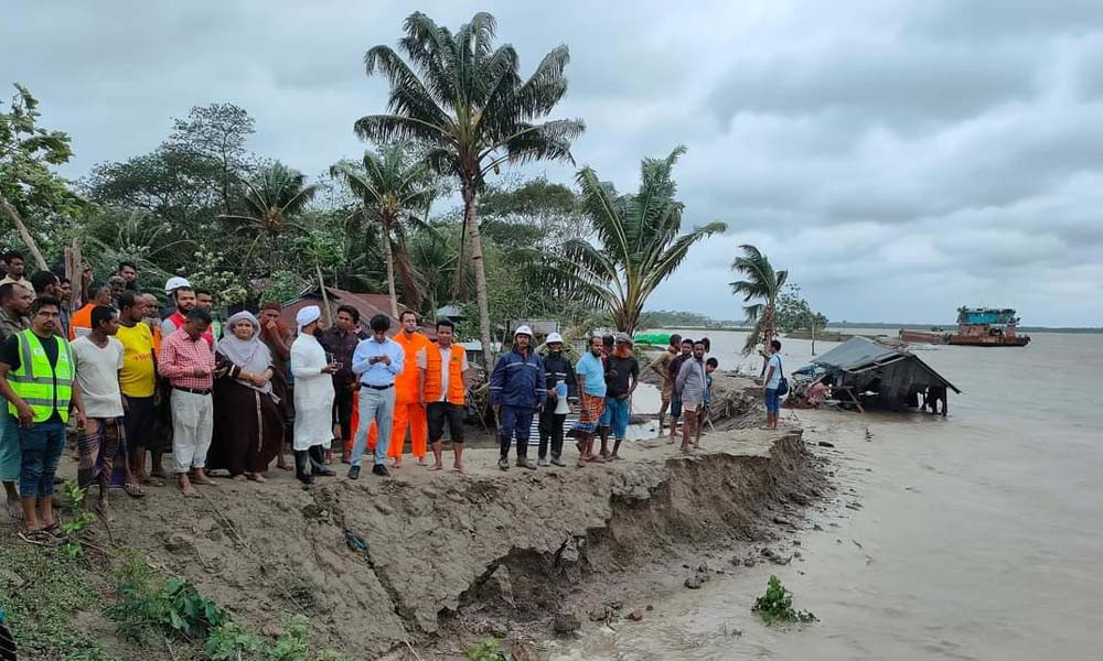 বরগুনায় নির্মীয়মাণ বাঁধ ভেঙে ৩ গ্রাম পানির নিচে