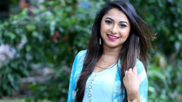 দেশে ফিরেছেন লিজা, ফিরেছেন গানেও