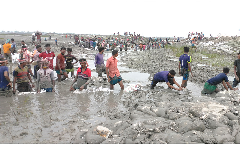 ভিটেমাটি রক্ষার চেষ্টায় উপকূলের মানুষের সময় কাটছে বাঁধে