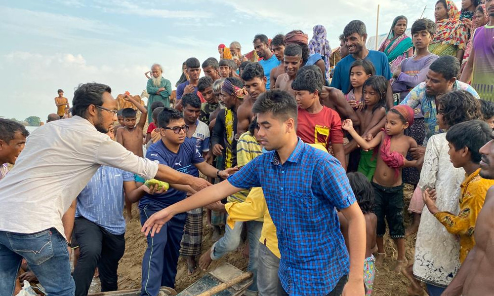 সিলেটে বন্যার্তদের মাঝে ছাত্রলীগের খাদ্যসামগ্রী বিতরণ