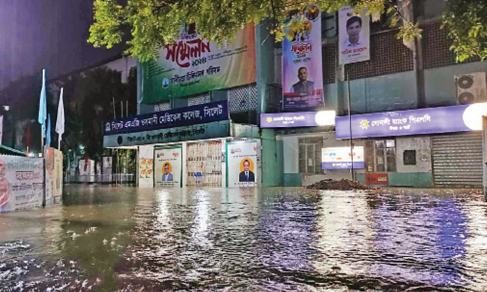 রাতে তিন ঘণ্টার বর্ষণে ফের জলমগ্ন শহর, সকালে মুক্তি
