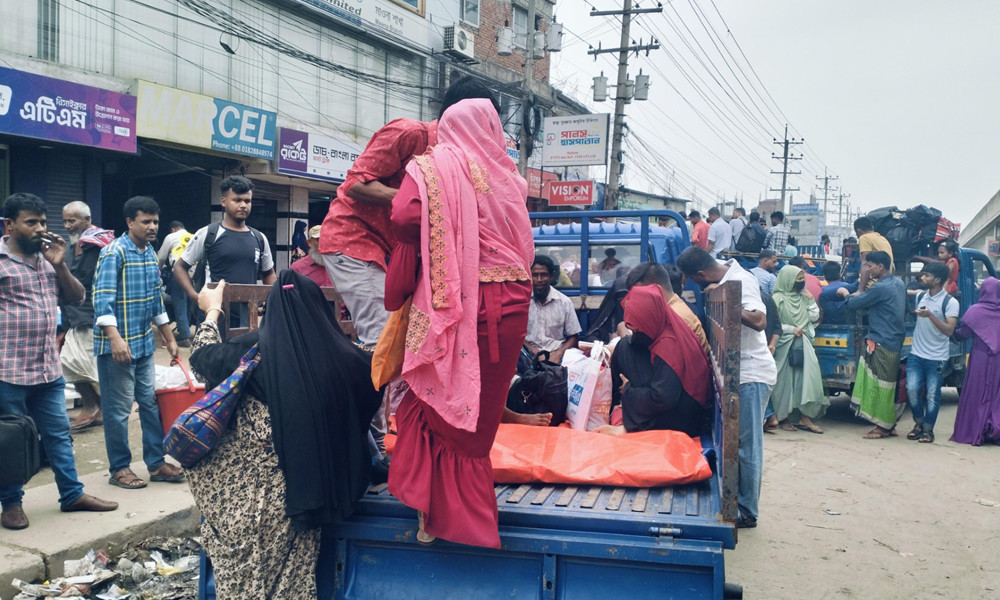 অতিরিক্ত ভাড়ায় ঝুঁকি নিয়ে ট্রাক-পিকআপে ছুটছে মানুষ