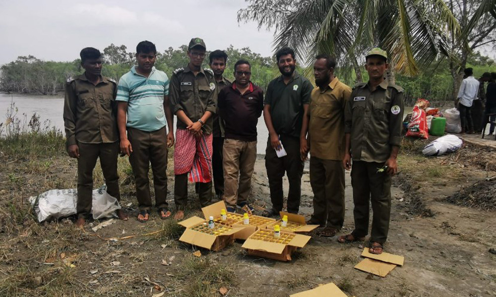 সুন্দরবনে জব্দ নৌকায় ছিল ১২০ বোতল কীটনাশক