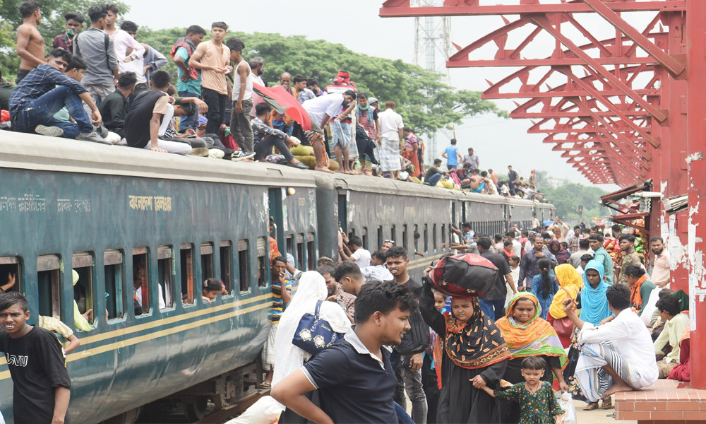 ঢাকামুখী যানবাহনে ভিড়, এখনো ফিরছেন কর্মব্যস্ত মানুষ