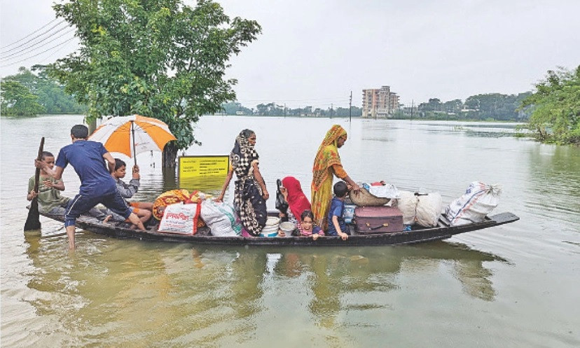 বন্যা : কমছে পানি, বাড়ি ফিরছে মানুষ