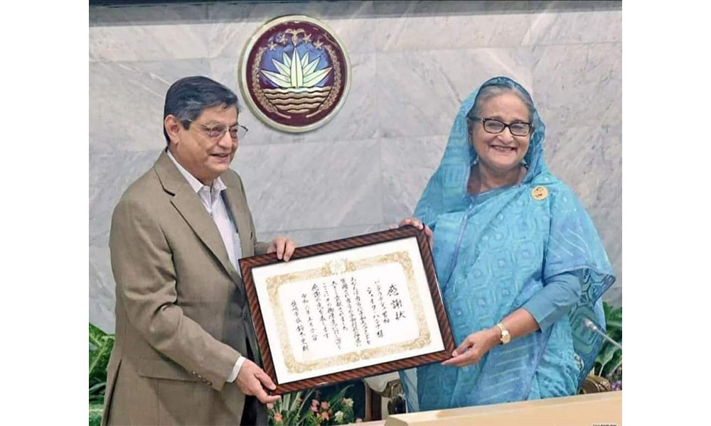 প্রধানমন্ত্রীর কাছে ‘সার্টিফিকেট অব এপ্রিসিয়েশন’ হস্তান্তর করলেন গণপূর্তমন্ত্রী