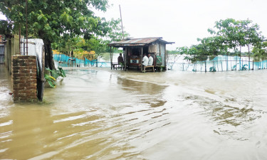 পাহাড়ি ঢলের তোড়ে নৌকা ডুবে ২ নারী ও ১ শিশু নিখোঁজ