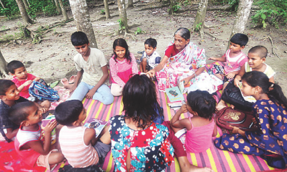 জ্ঞানের আলো ছড়িয়ে বেড়ান মাধুরী