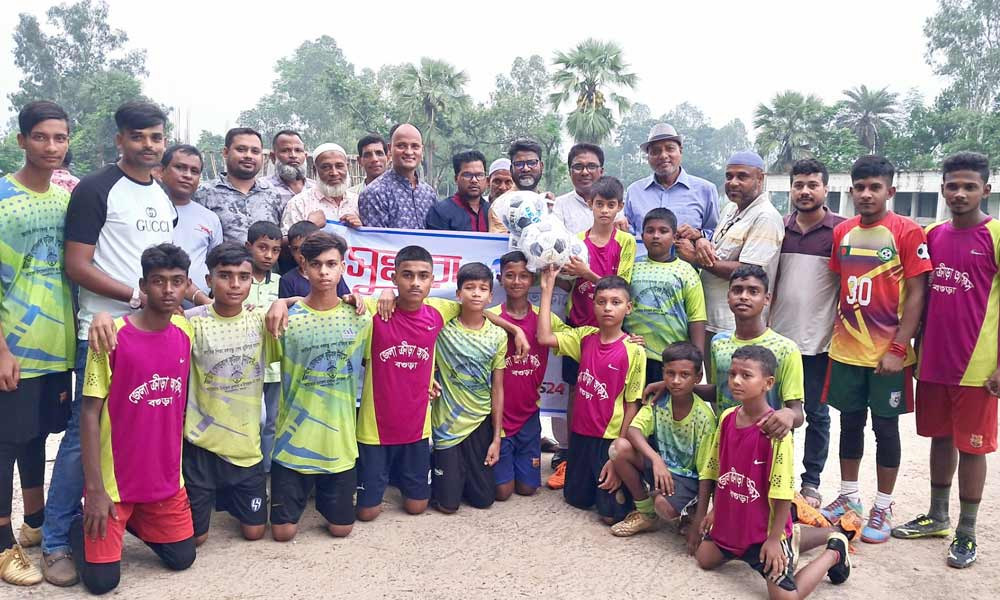 কিশোরদের ফুটবল ও জার্সি দিলো বসুন্ধরা শুভসংঘ