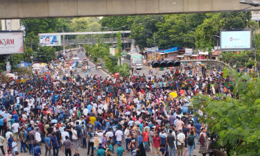 শাহবাগ মোড় অবরোধ করে কোটাবিরোধীদের বিক্ষোভ