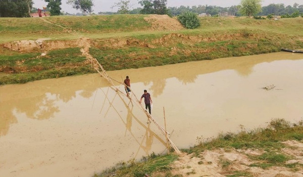 স্বাধীনতার ৫৩ বছরেও হয়নি ব্রিজ, ভোগান্তিতে ১০ গ্রামের মানুষ