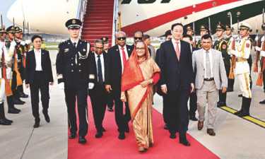 বেইজিংয়ে প্রধানমন্ত্রীকে লাল গালিচা সংবর্ধনা