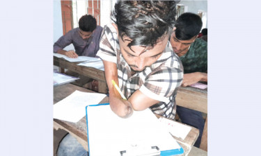 কনুই দিয়ে পরীক্ষা দিচ্ছে জাহিদুল