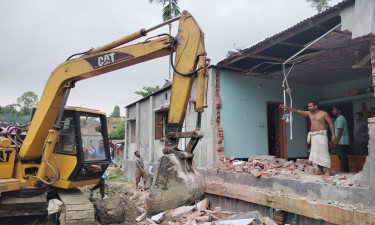 মডেল মসজিদের জায়গায় থাকা অবৈধ স্থাপনা উচ্ছেদ