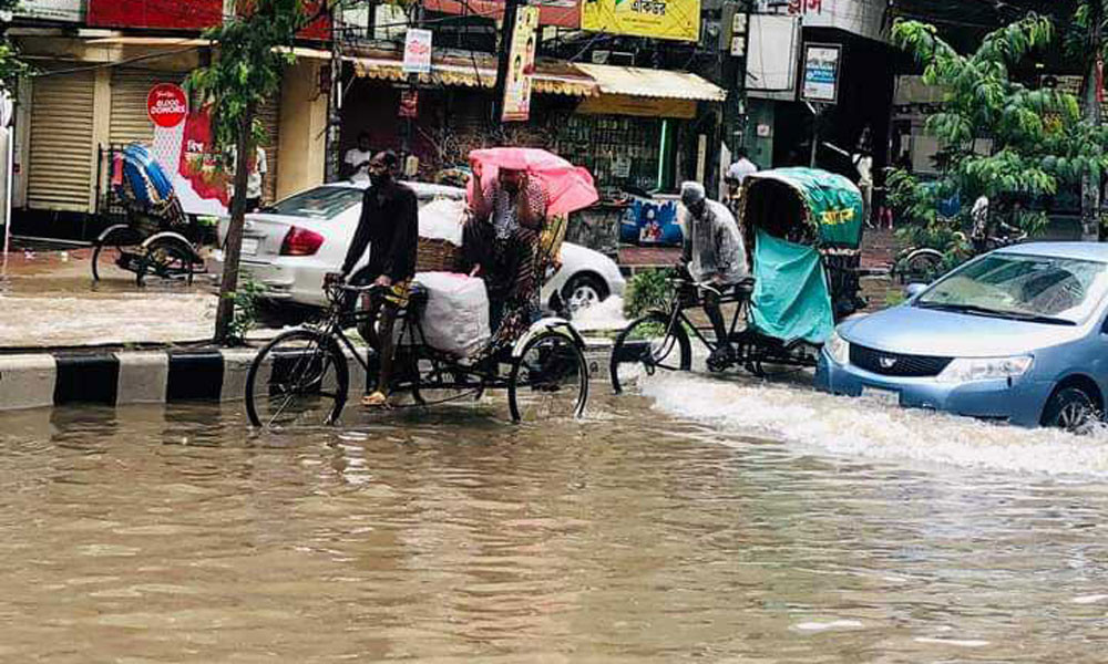 ভারি বৃষ্টিতে জলাবদ্ধতা, সময় নিয়ে বের হতে বলল ডিএমপি