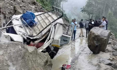 সিকিমে পাহাড় থেকে পাথর পড়ে দুমড়েমুচড়ে গেল গাড়ি