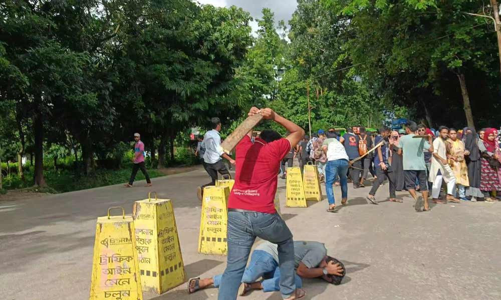 চবিতে আন্দোলনকারীদের ওপর ছাত্রলীগের হামলা