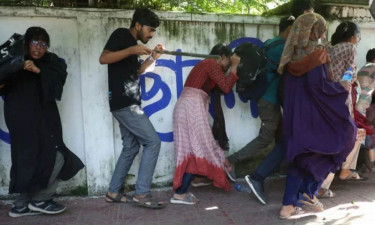 ঢাকা মেডিক্যালের সামনে ছাত্রলীগ-কোটাবিরোধীদের সংঘর্ষ