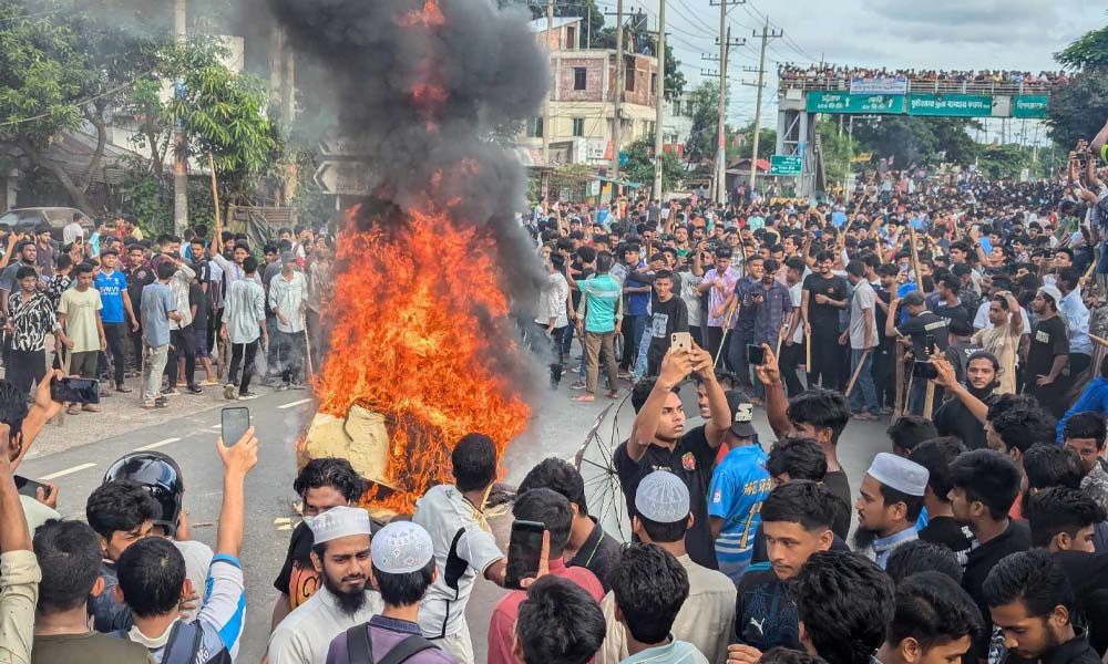 কুমিল্লায় ঢাকা-চট্টগ্রাম মহাসড়ক অবরোধ, শিক্ষার্থী আহত