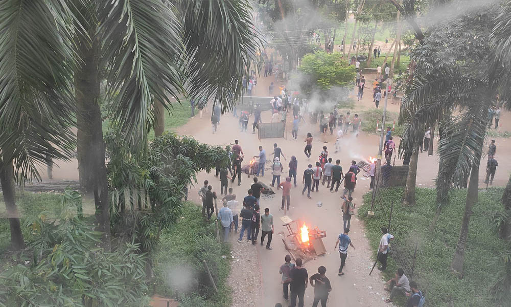 জাহাঙ্গীরনগর বিশ্ববিদ্যালয়ে সংঘর্ষ চলছে : আহত ৬০, হাসপাতালে ৬