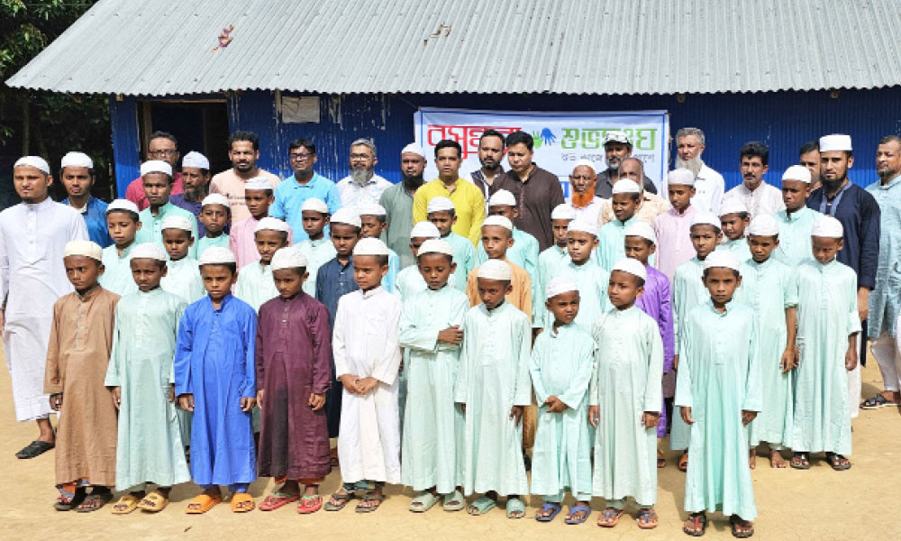 বসুন্ধরা শুভসংঘ খাওয়াল ১০০ এতিম ও শিক্ষার্থীকে