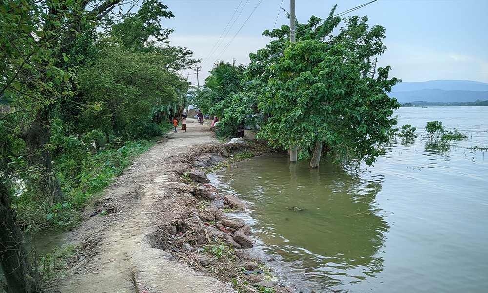 বন্যায় ২৪ ফুটের রাস্তা এখন ৫ ফুট