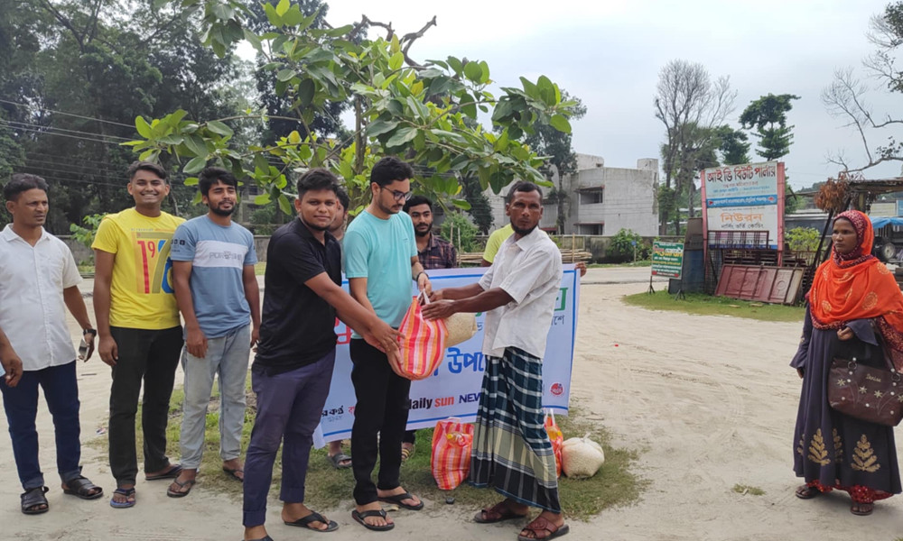 তেঁতুলিয়ায় অসহায় পরিবারের পাশে বসুন্ধরা শুভসংঘ