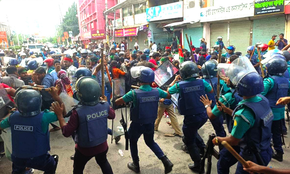 খুলনায় শিক্ষার্থীদের সঙ্গে পুলিশের সংঘর্ষ