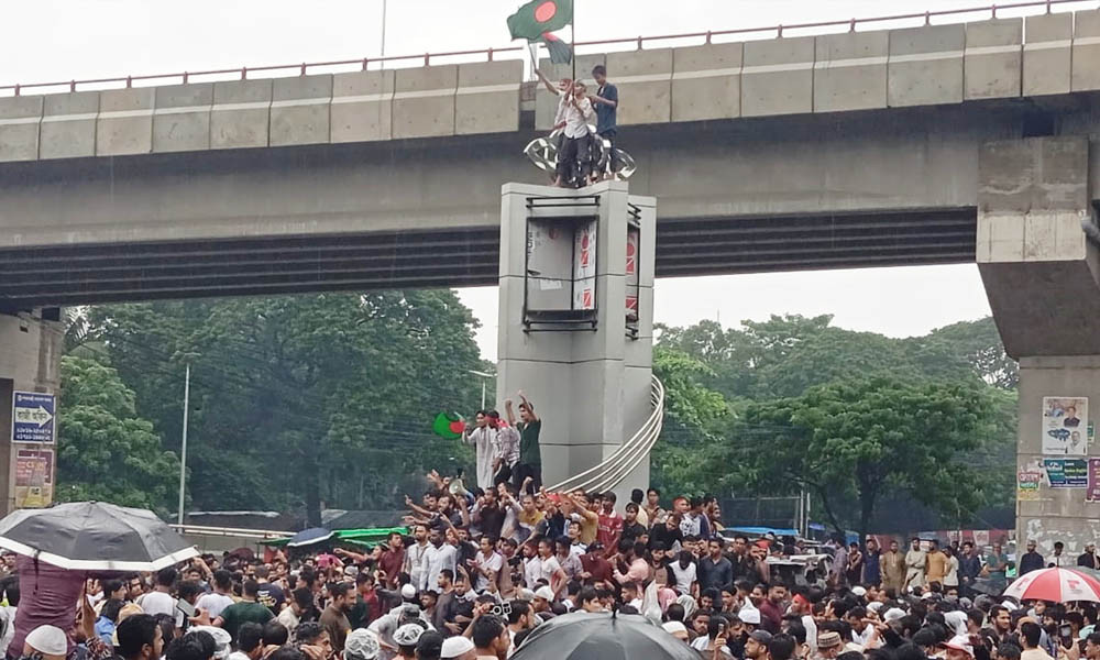 গণমিছিল থেকে সমন্বয়কের মোবাইল চুরি