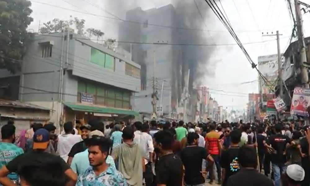 নওগাঁয় সাধন চন্দ্র মজুমদারের বাড়িতে আগুন