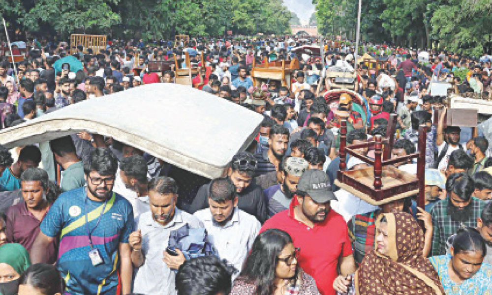 গণভবন থেকে যে যা পেরেছে নিয়ে গেছে