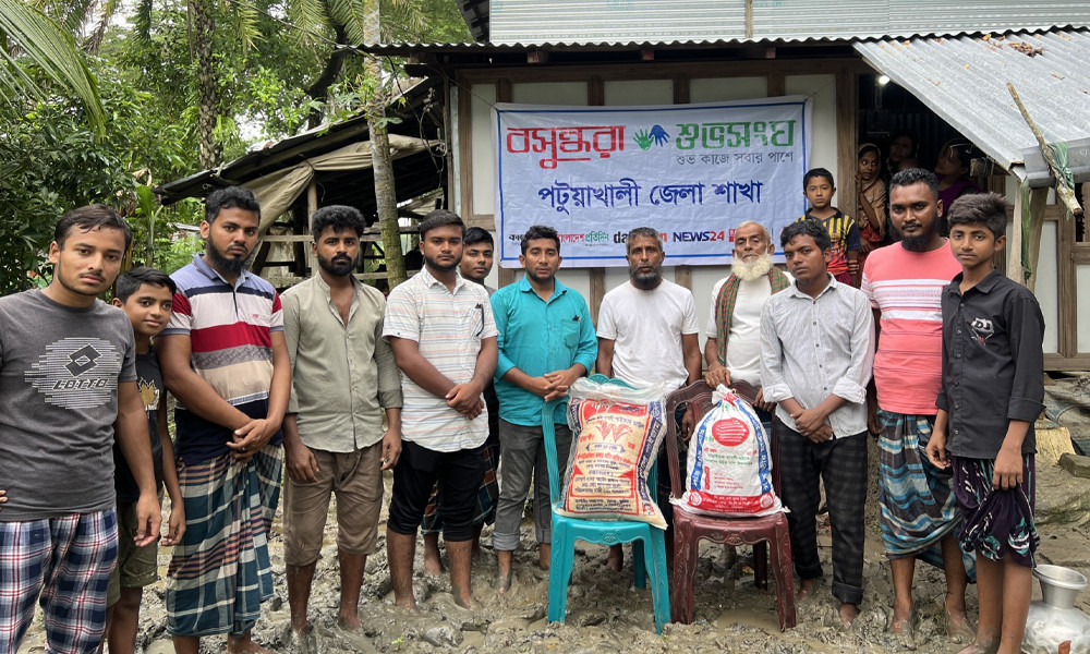 সহায়তা নিয়ে নিহত রায়হানের বাড়িতে বসুন্ধরা শুভসংঘ