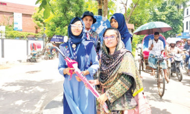 রাজধানীতে শিক্ষার্থীদের ছাতা উপহার দিল বসুন্ধরা সিমেন্ট