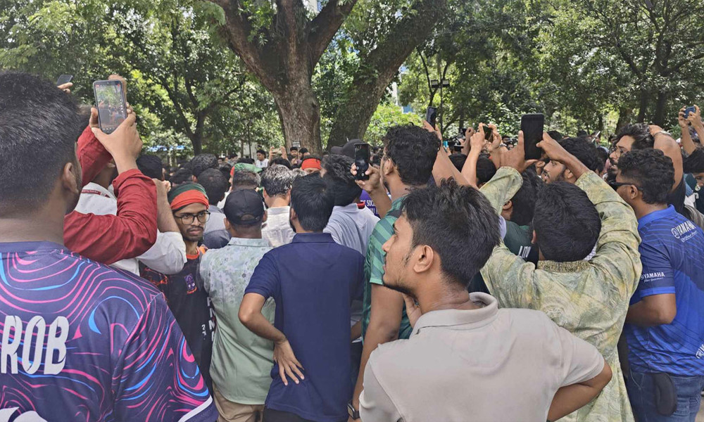 প্রধান বিচারপতির পদত্যাগ দাবি : হাইকোর্টে শিক্ষার্থীদের ঢল