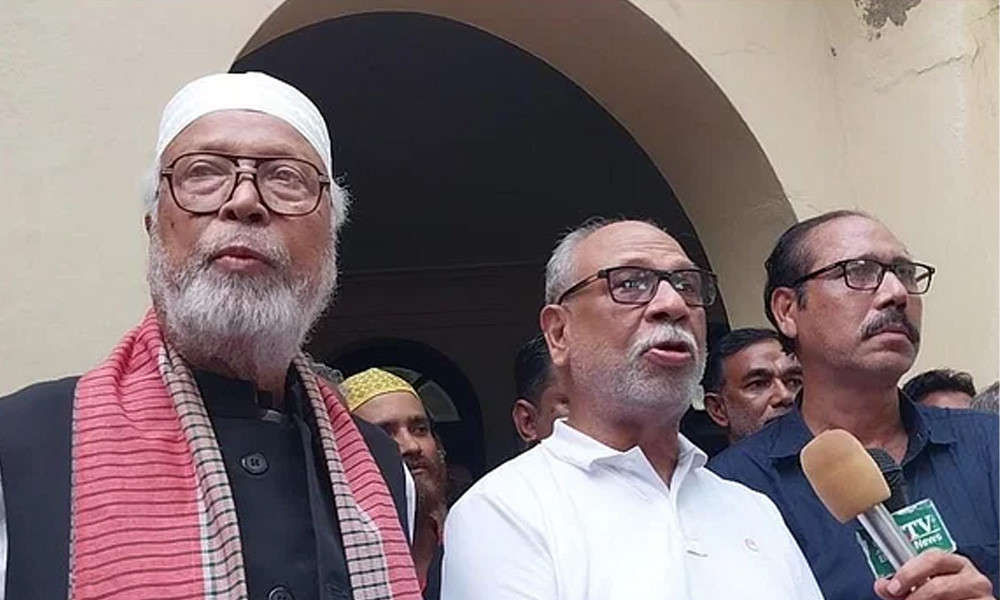 Katta qizlar ishtirokidagi onlayn porno videolar Xonim hojatxonaga kirdi