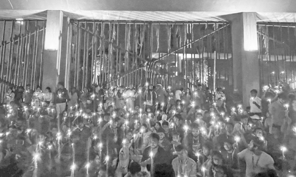 নিহতদের স্মরণে ব্র্যাক বিশ্ববিদ্যালয় শিক্ষার্থীদের মোমবাতি প্রজ্বালন