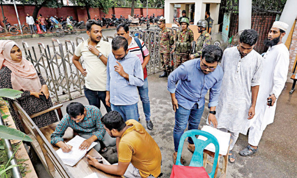থানায় এসেও ভয়, সাদা পোশাকে দায়িত্ব পালনে পুলিশ সদস্যরা