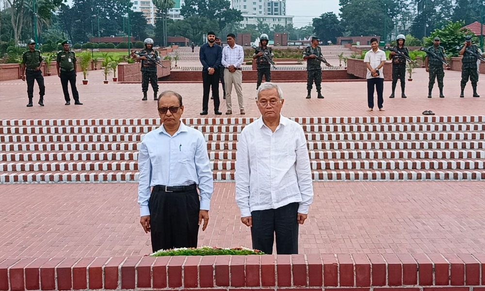 স্মৃতিসৌধে শ্রদ্ধা নিবেদন করলেন সরকারের আরো ২ উপদেষ্টা