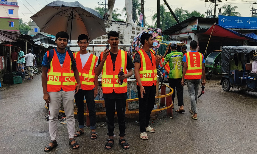 বেতাগীতে ট্রাফিকের দায়িত্বে বিএনসিসির শিক্ষার্থীরা