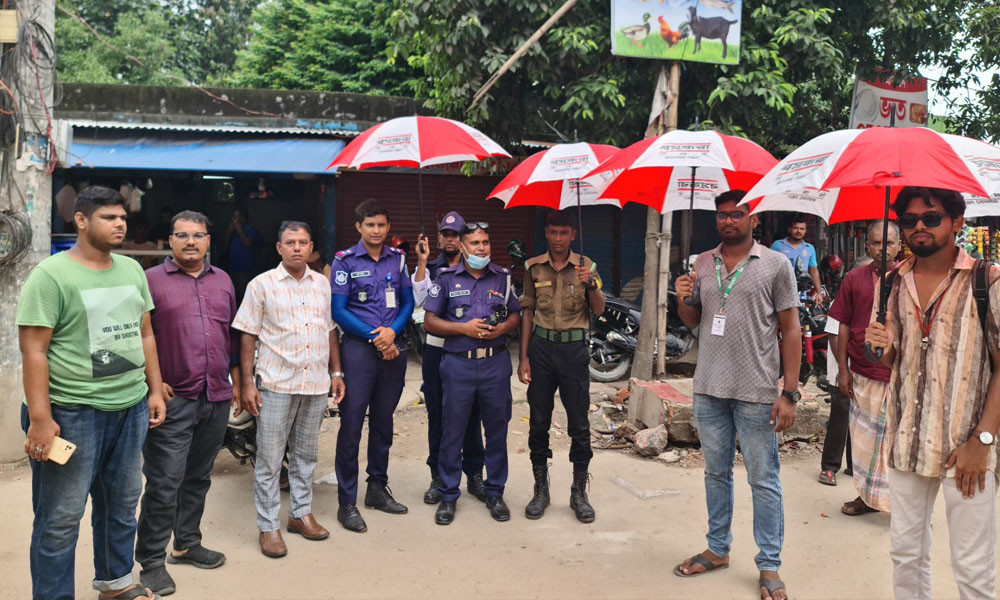 ট্রাফিক পুলিশ-আনসার ও শিক্ষার্থীদের বসুন্ধরা শুভসংঘের ছাতা বিতরণ