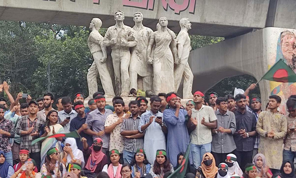 শহীদদের স্মরণে শিক্ষার্থীদের পদযাত্রা বিকেলে