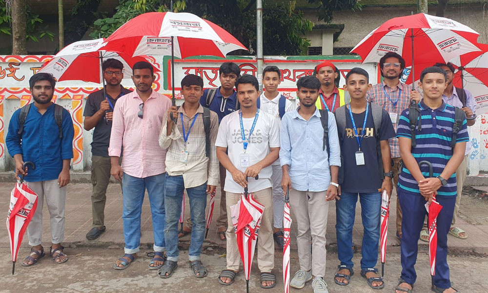 বগুড়ায় ট্রাফিকের দায়িত্বে থাকা শিক্ষার্থীদের মধ্যে শুভসংঘের ছাতা বিতরণ