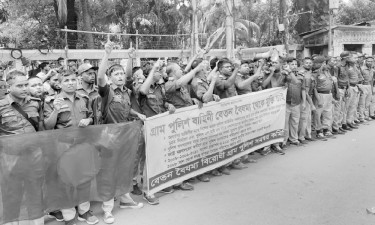বেতনবৈষম্য দূরসহ চার দাবিতে গ্রাম পুলিশের বিক্ষোভ