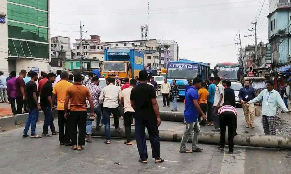 ঢাকা-ময়মনসিংহ মহাসড়কে শ্রমিক বিক্ষোভ, আড়াই ঘণ্টা যানচলাচল বন্ধ