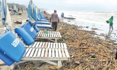 সৈকতজুড়ে আবর্জনার স্তূপ