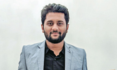 পর্দার পেছন থেকে সামনে এলেন ভিকি