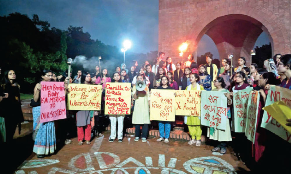 ‘মেয়েরা রাতের দখল নাও’ স্লোগানে মশাল মিছিল