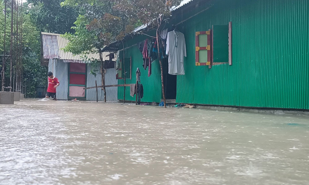 কুমিল্লায় বন্যা পরিস্থিতির অবনতি, পানিবন্দি লাখ-লাখ মানুষ